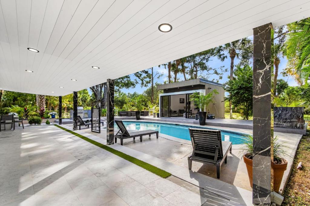 een afbeelding van een zwembad in een huis bij The oak house in Naples