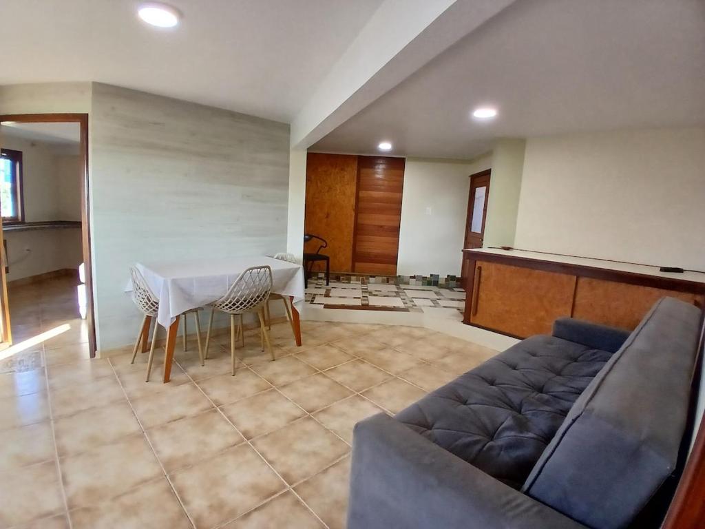 弗洛里亚诺波利斯Casinha de Hobbit的客厅里有一张桌子和一张沙发