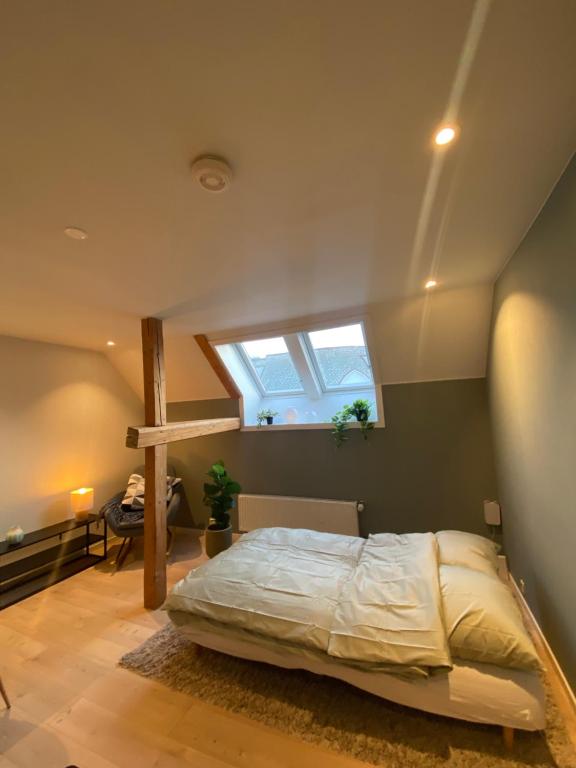 Ένα ή περισσότερα κρεβάτια σε δωμάτιο στο Art Nouveau in the middle of downtown Ålesund