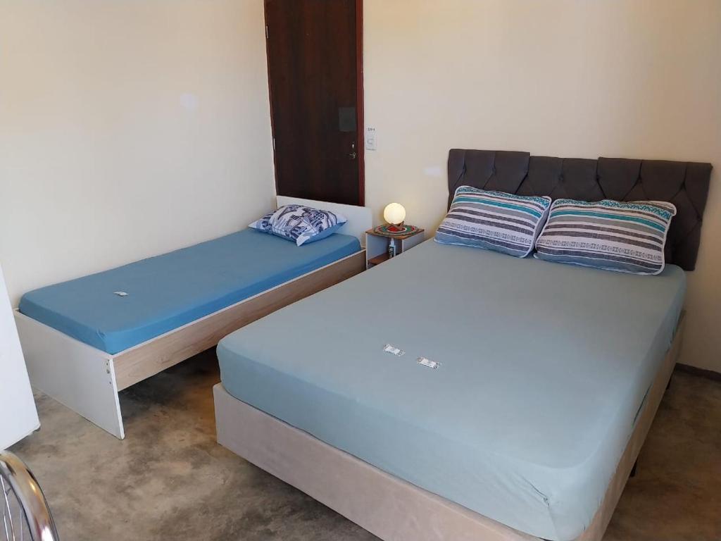 Kitnet - quarto - privativo في إتوبيفا: سريرين توأم في غرفة مع