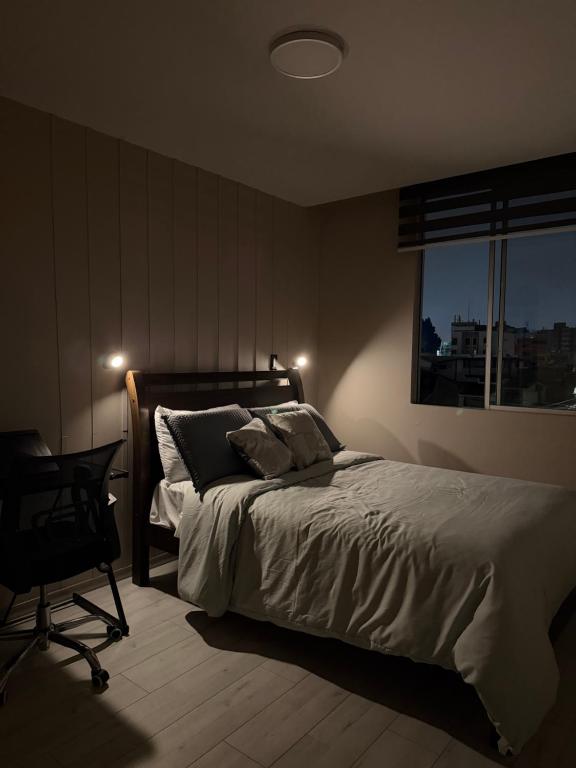 Un pat sau paturi într-o cameră la Luminosa ste con Parking & WiFi