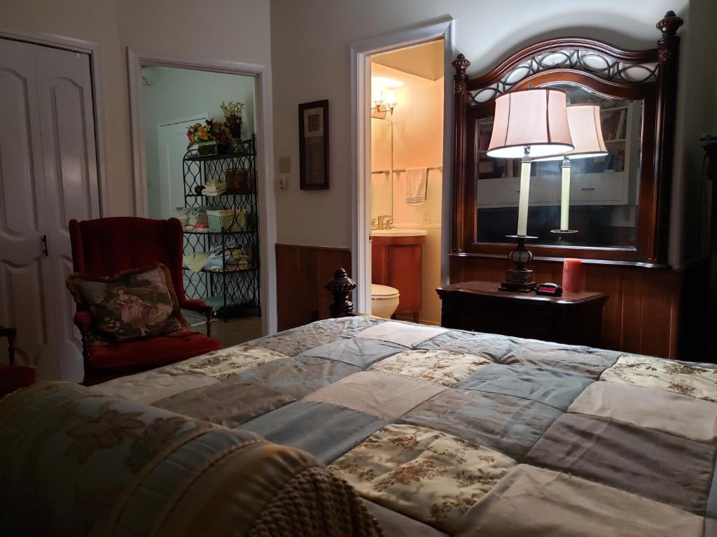 Ένα ή περισσότερα κρεβάτια σε δωμάτιο στο On Hillcrest near LBJ Freeway