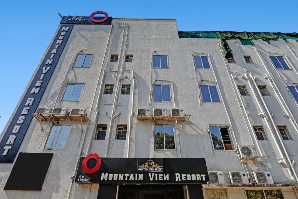 un edificio con un cartello sul lato di Super Collection O Mountain View Resort a Rānchī
