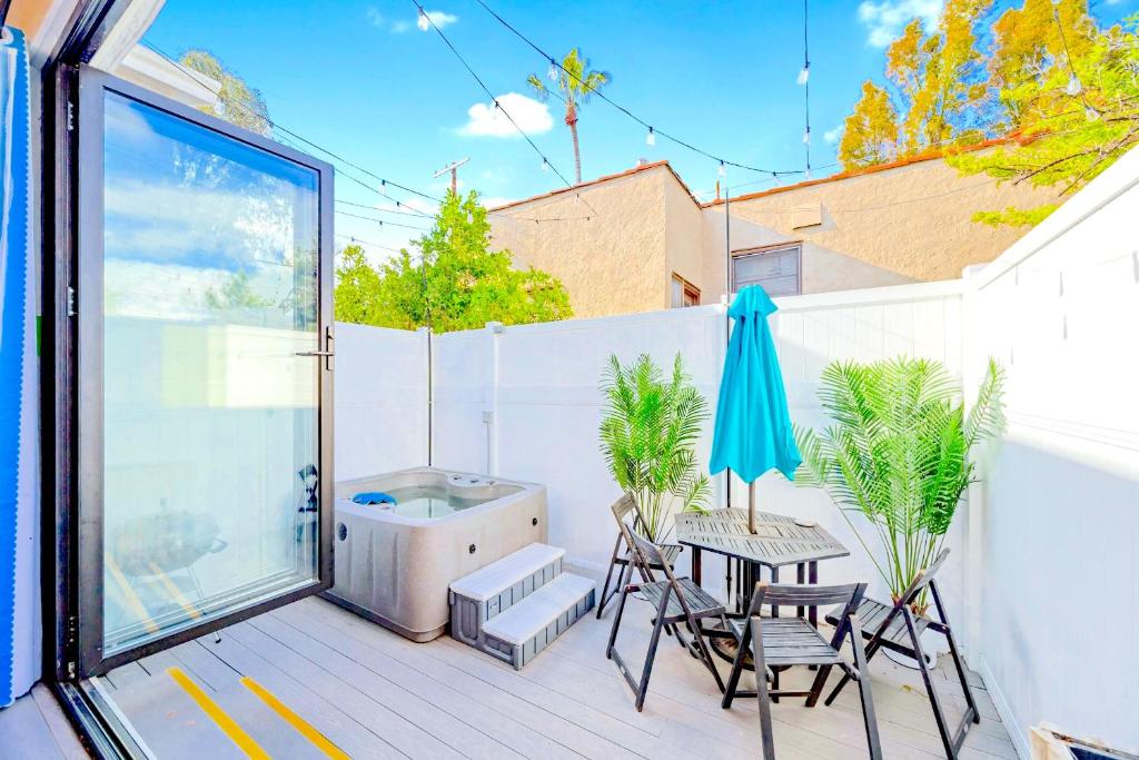 Μπαλκόνι ή βεράντα στο E- Classy NoHo Oasis 2-Units, U-Studios 15m