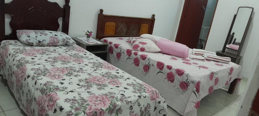 Ein Bett oder Betten in einem Zimmer der Unterkunft Quarto Solteiro Bougainville 2