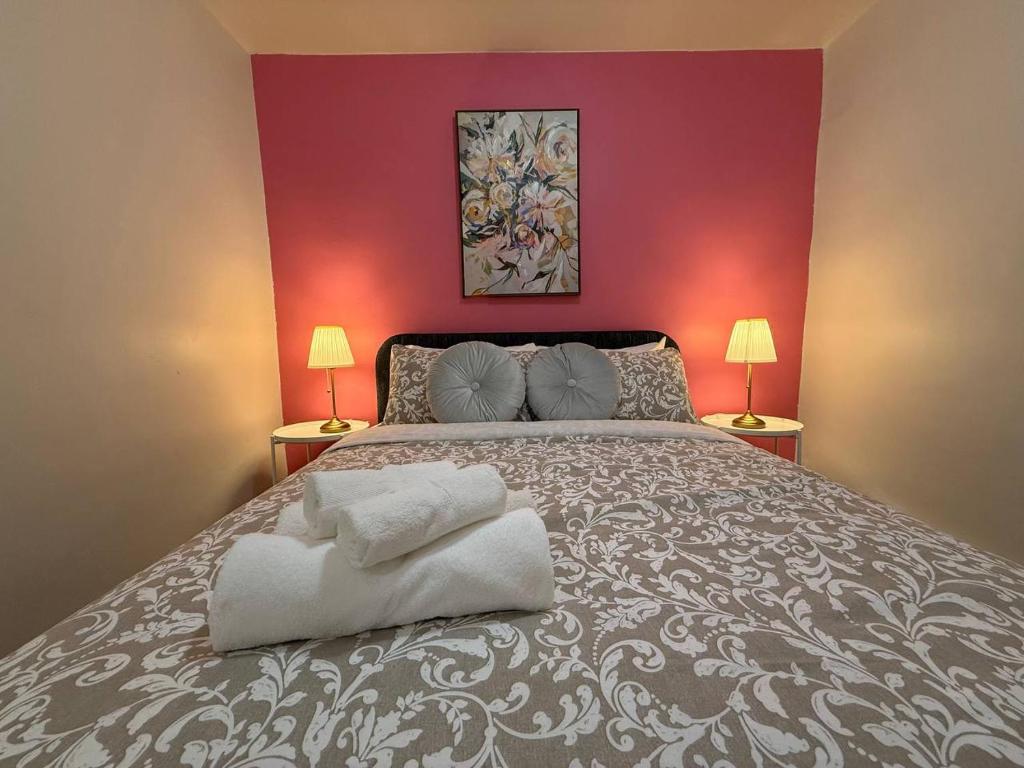 En eller flere senge i et værelse på Lovely Vacation Home 2BR in MTL!