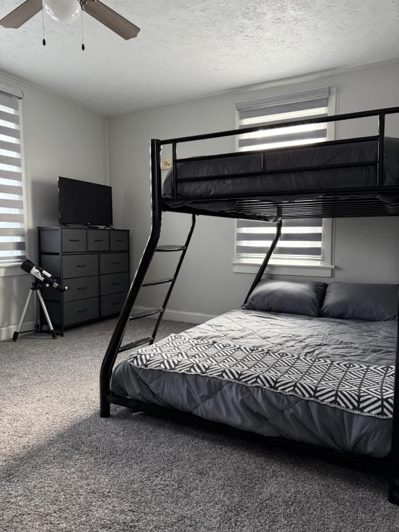 - une chambre avec des lits superposés et une télévision dans l'établissement Rise & Shine, à Richmond