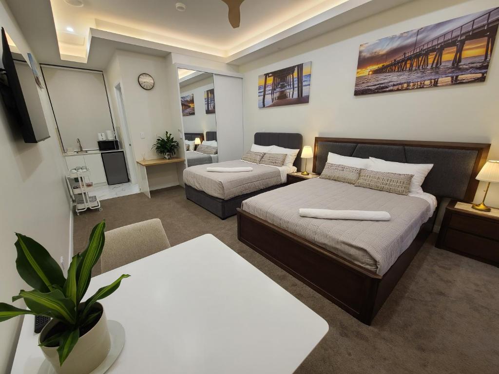 Un dormitorio con dos camas y una sala de estar. en Harbour Retreat, en Hayborough