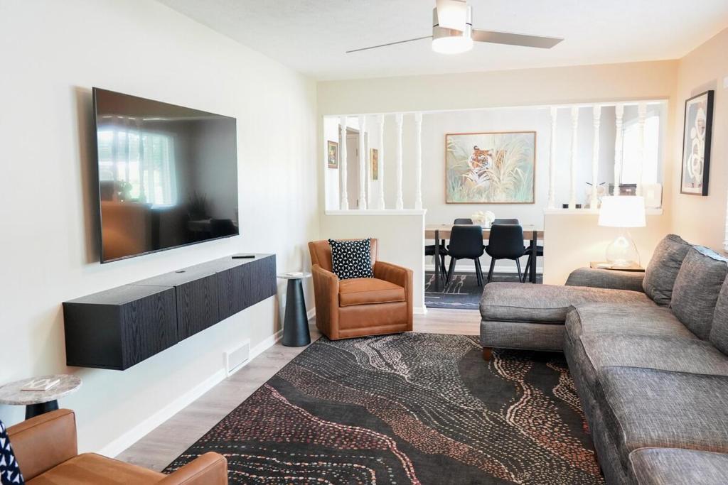 Χώρος καθιστικού στο 3BR Retreat near BrewDog, games, and lots of space