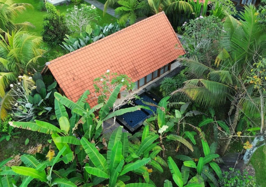 een luchtzicht op een huis met een oranje dak bij Ume Sri Villas Ubud in Ubud