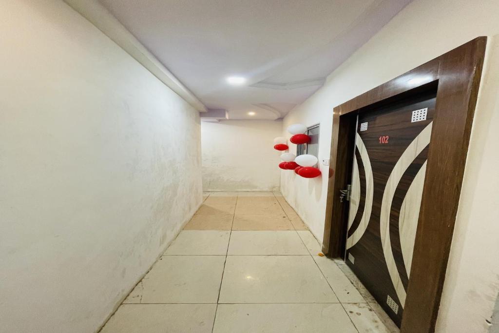 Un pasillo en una habitación con una máquina expendedora. en Hotel O 7 Seas, en Jabalpur