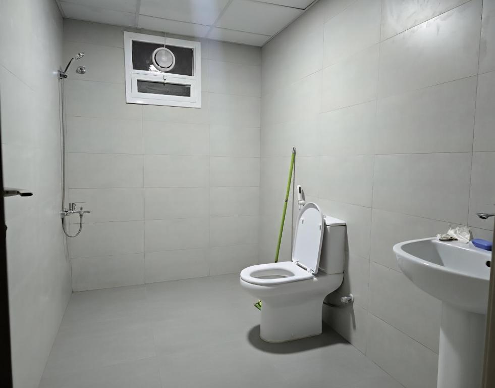 Koupelna v ubytování Modern Queen Room, Dubai City View, Private & Peaceful, 2 mint walk to Dubai