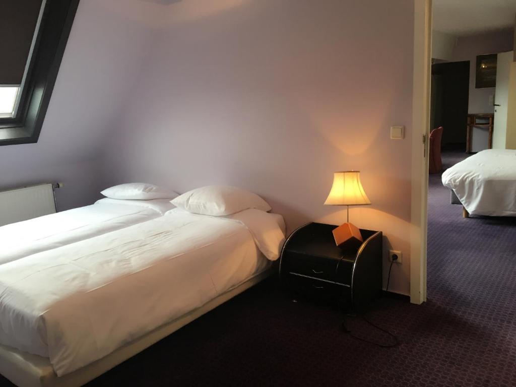 Postel nebo postele na pokoji v ubytování Hotel Claridge
