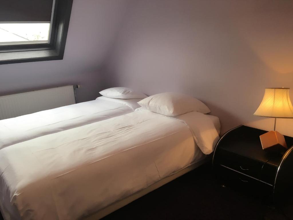 Postel nebo postele na pokoji v ubytování Hotel Claridge