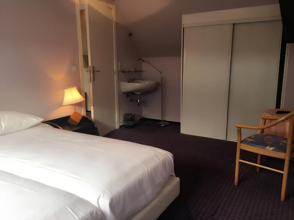 Postel nebo postele na pokoji v ubytování Hotel Claridge