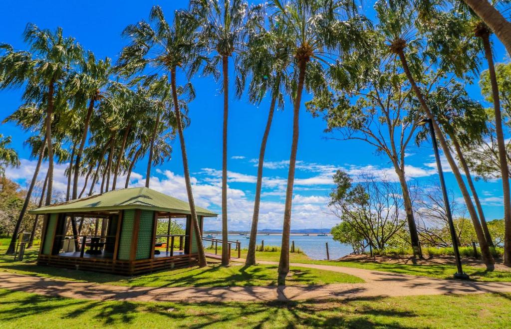 Baywatch unit 2 at 1770 في سفنتين سيفينتي: شرفة في حديقة مع أشجار النخيل