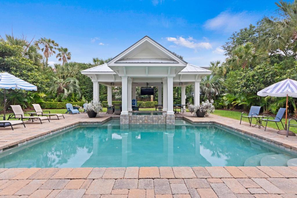 einen Pool mit Pavillon in der Unterkunft CM3008: 3008 Cameron Blvd. in Isle of Palms
