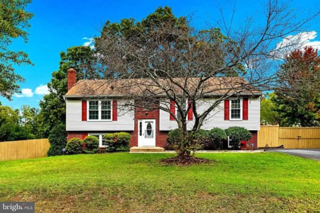 una casa roja y blanca con un árbol en el patio en 3bed and 2bath with big backyard quantico Stafford VA home, en Stafford