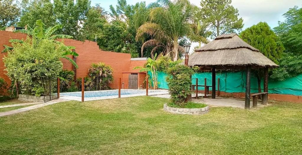 una casa con cenador en un patio en Quintacolastinenorte, en Santa Fe