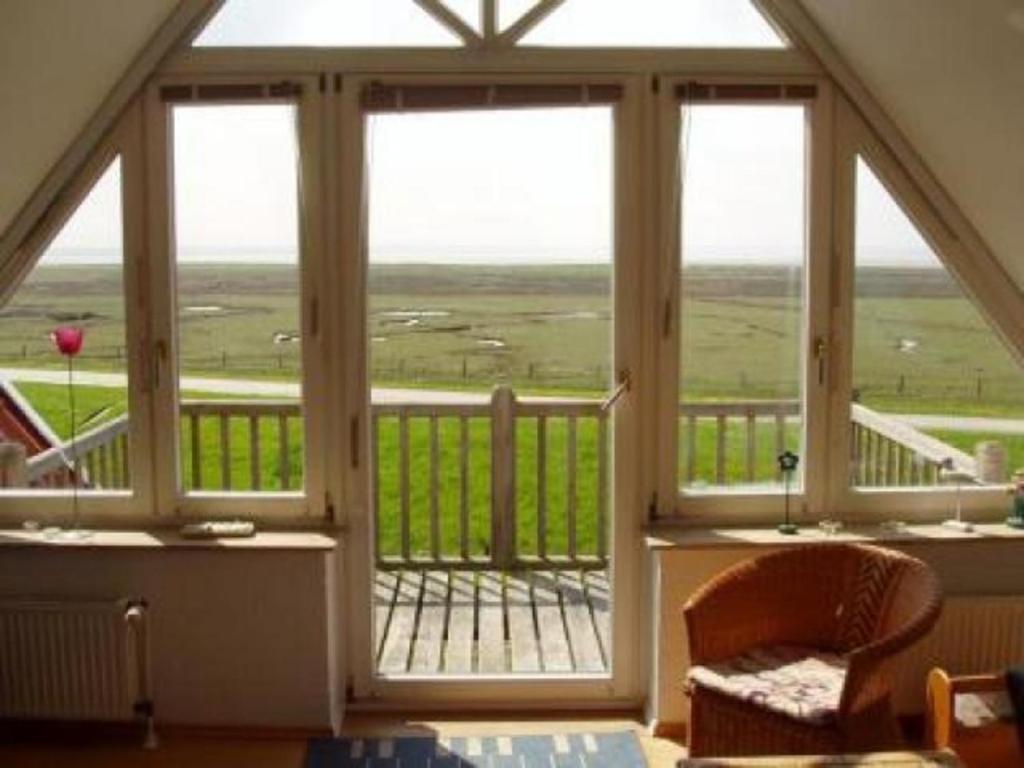 una stanza con una grande finestra con vista di Doppelhaushälfte Poppinga a Baltrum