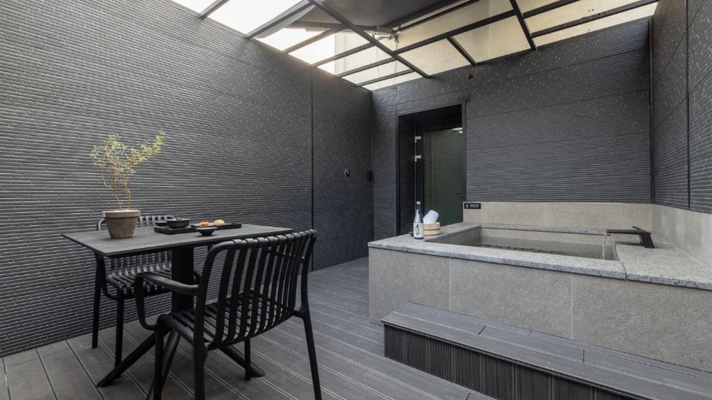 a bathroom with a table and a bath tub at Mitasuya Ryokan Hotel by Anook Pyeongtaek Station in P'yŏngt'aek