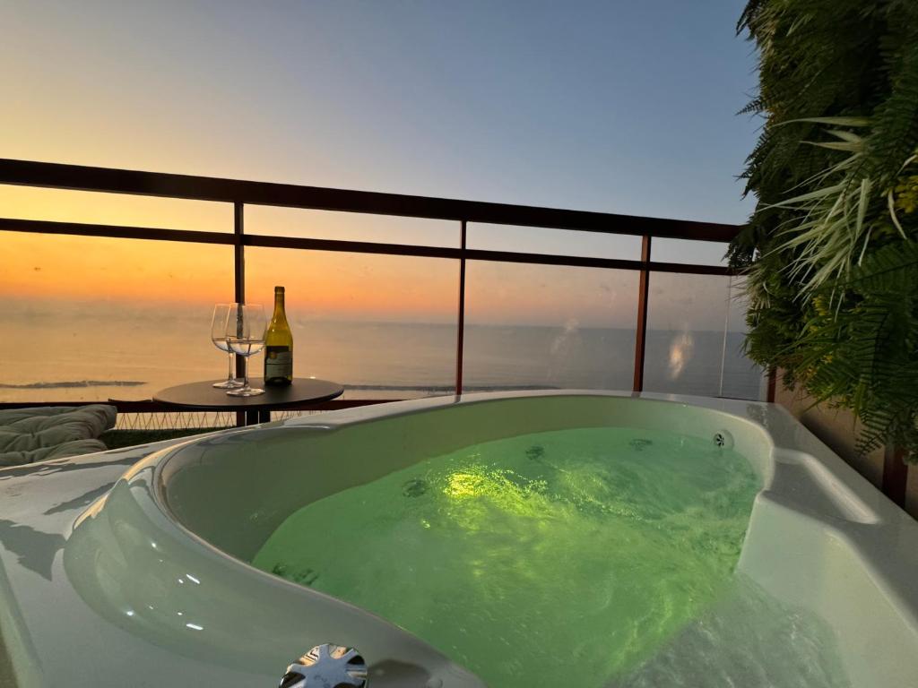 קו המים-סוויטה עם גקוזי במרפסת על הטיילת! في نتانيا: حوض استحمام مطل على المحيط