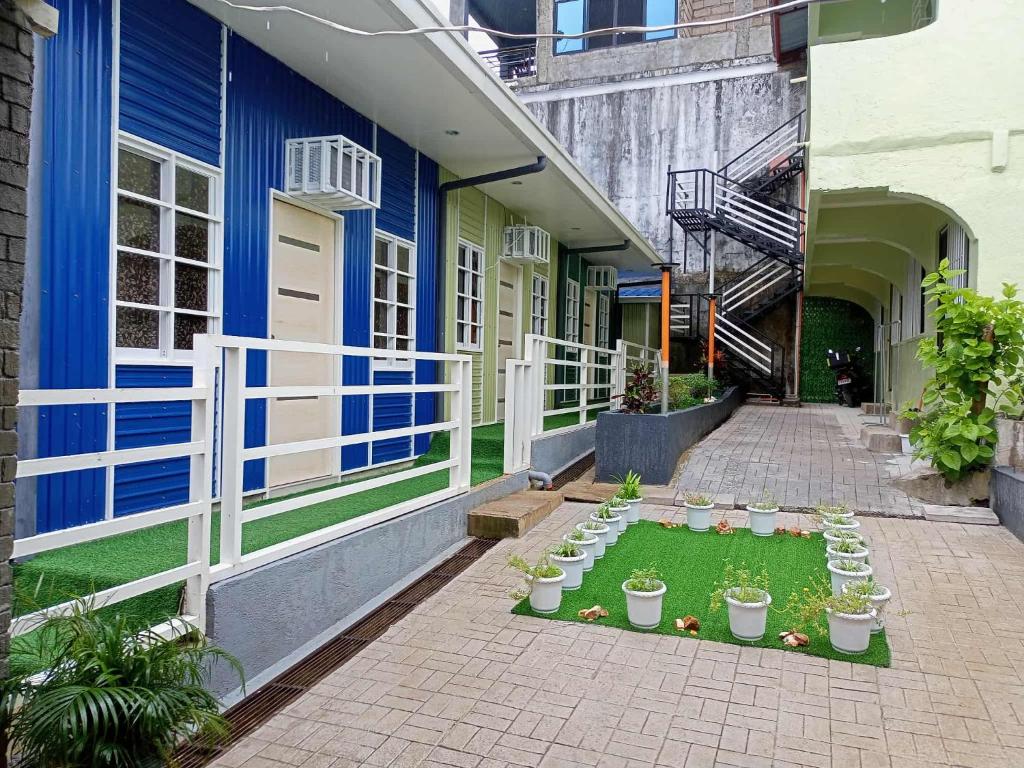 een binnenplaats van een gebouw met potplanten bij Liberty's Homestay in Coron