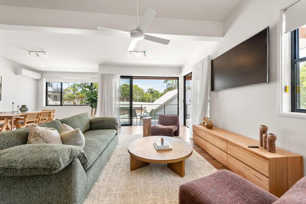 una sala de estar con un sofá y una mesa en Keesing Villa 7, en Byron Bay