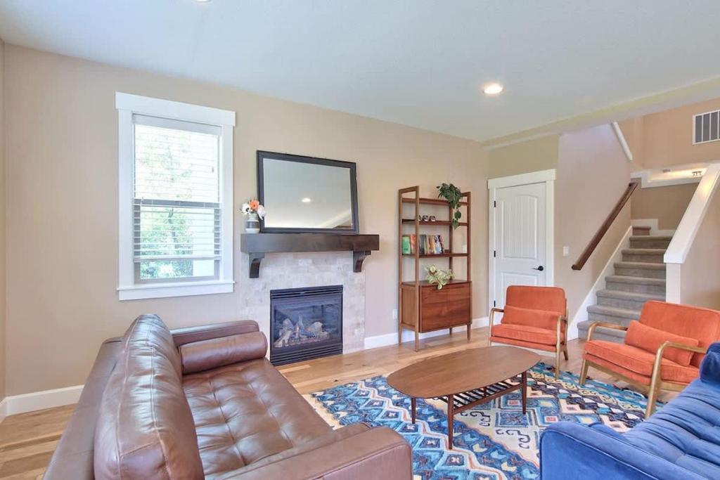 O zonă de relaxare la Creekside Hideaway - Wine Country by 3rd St