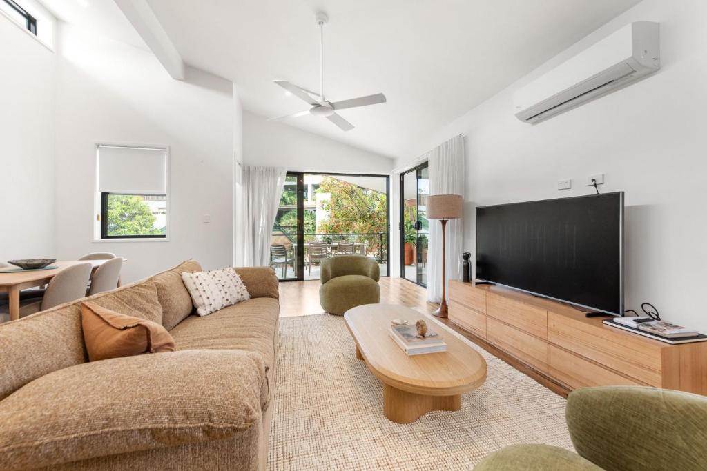 バイロンベイにあるKeesing Villa 8のソファと薄型テレビのあるリビングルーム