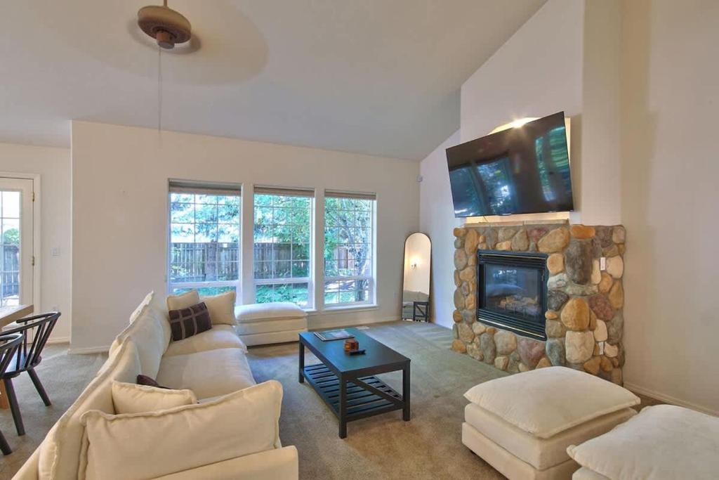 麦克明维尔Parview Place - Charming McMinnville Getaway的带沙发和壁炉的客厅