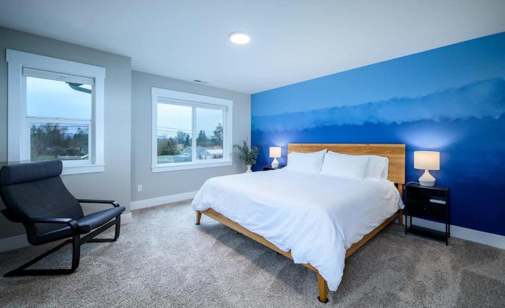 CarltonPinot Place - Tranquility in Wine Country的带一张大床和一把椅子的卧室