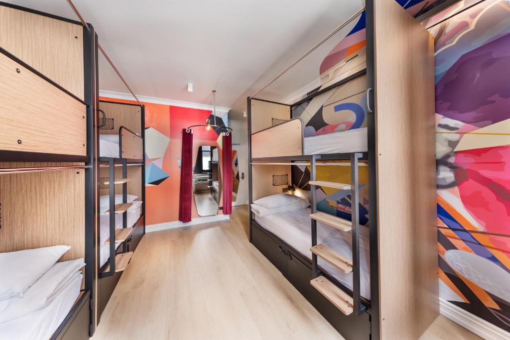 オークランドにあるJO&JOE Aucklandの二段ベッド4組が備わる客室です。