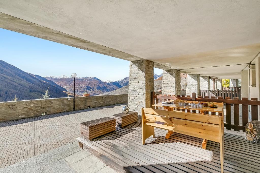balcone con panche e vista sulle montagne di Abeti Mountain View - Happy Rentals a Grange Sises