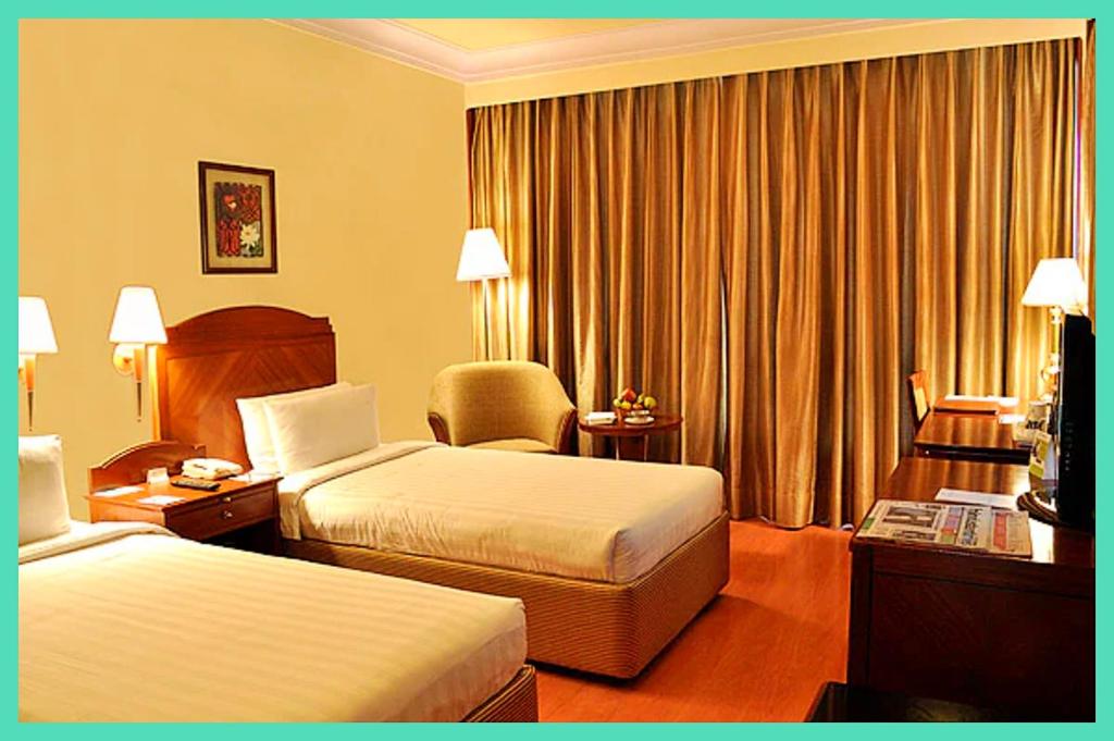 Ένα ή περισσότερα κρεβάτια σε δωμάτιο στο Mahakaleshwar jyotilinga Temple Dwarika - Dhish Premium near Railway station, Fully Air conditioned Rooms -wifi- Lift and Restaurant Facilities, BEST HOTEL IN UJJAIN