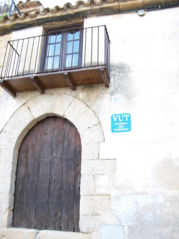 カラセイテにあるCasa de la Musicaの木製のドアとバルコニー付きの建物