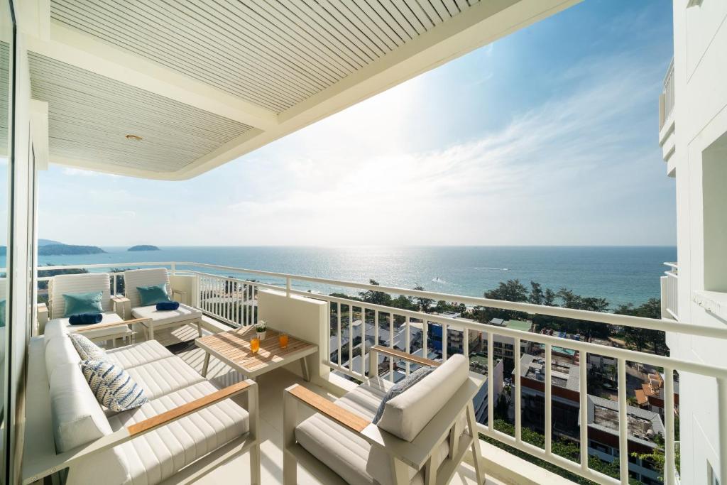 Waterfront 16D seaview 2 BR apartment - 5 min walk to Karon beach في شاطئ كارون: شرفة مطلة على المحيط