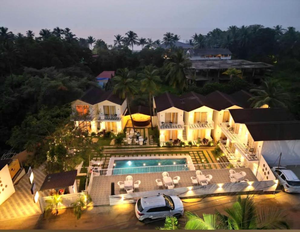 widok z lotu ptaka na dom z basenem w obiekcie Tvessa by the Sea w mieście Morjim