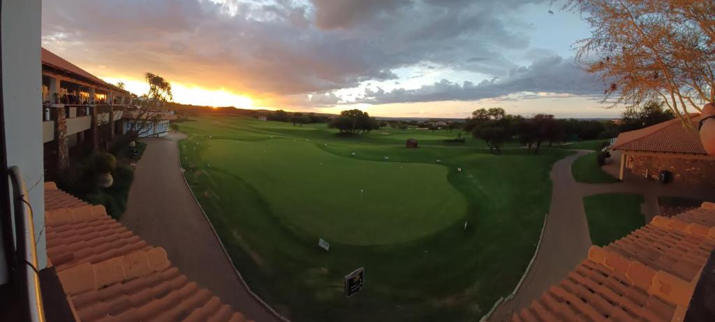 Η ανατολή ή δύση του ηλίου όπως φαίνεται από αυτός ο ξενώνας ή από εκεί κοντά