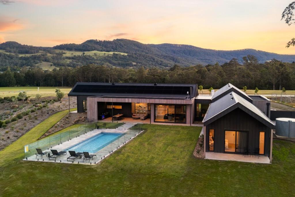 una vista aérea de una casa con piscina en Chris' II, Designer Masterpiece in Kangaroo Valley, en Valle Kangaroo