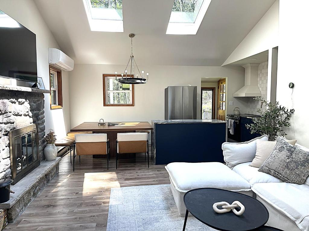 GouldsboroRomantic Mountainside Cozy Cabin Poconos的相册照片