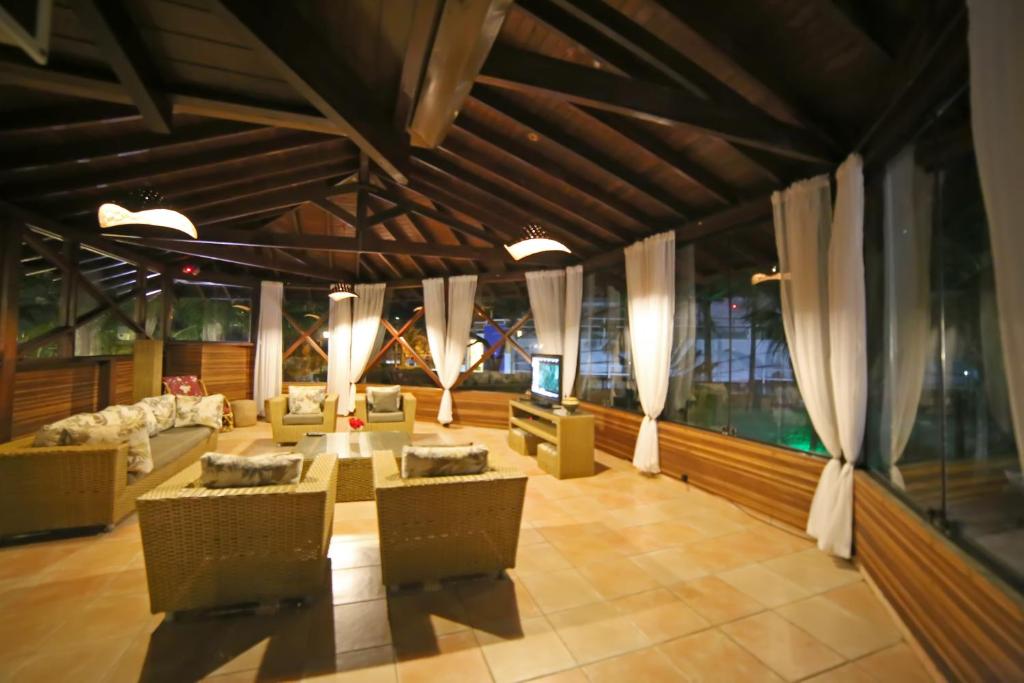Uma área de estar em Coconut's Maresias Hotel