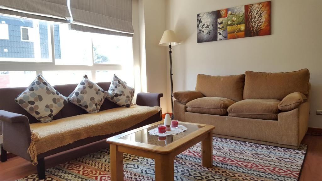 Sala de estar con 2 sofás y mesa de centro en Aparments R&G Puerto Montt, en Puerto Montt