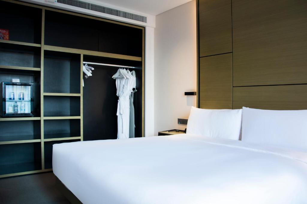 Un pat sau paturi într-o cameră la INNSiDE by Meliá Zhengzhou