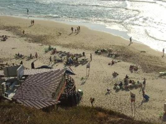 un grupo de personas en una playa cerca del agua en Ocean View Luxury apartment, en Netanya