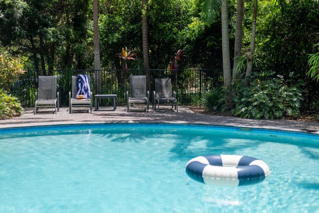 een zwembad met een strandbal in het water bij Bayshore Bungalow 3 - Oceanstays in Byron Bay