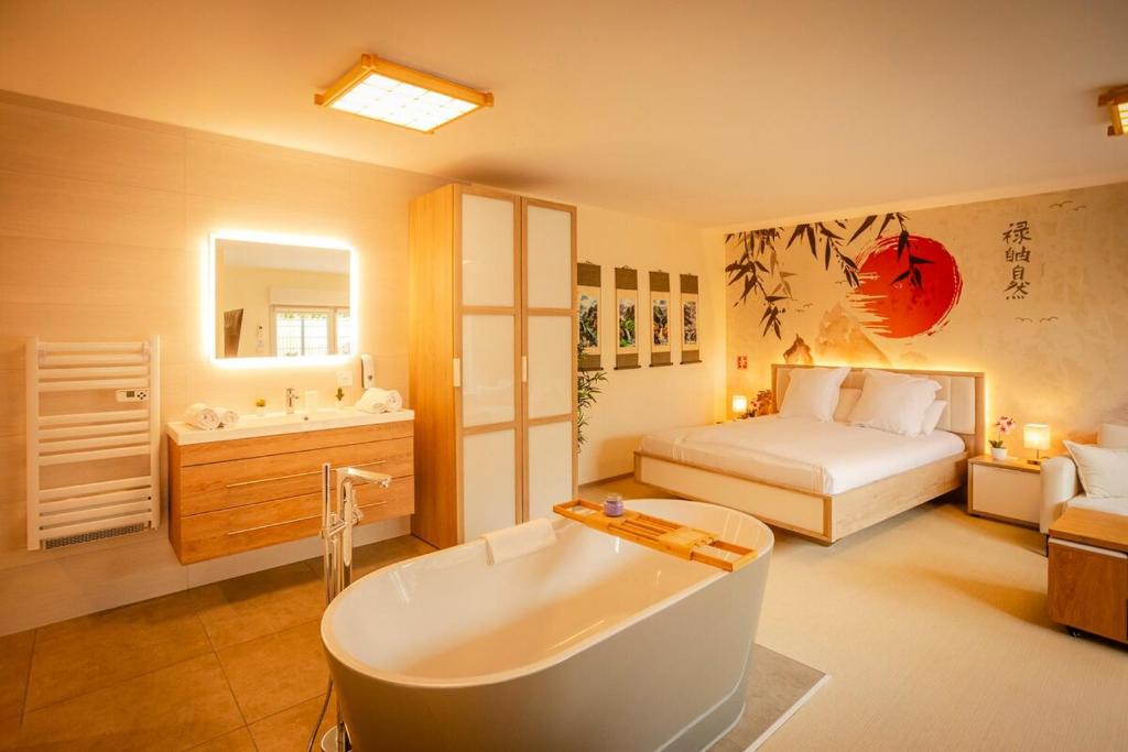 a bathroom with a tub and a bedroom with a bed at Zen, Proche Basel, Ambiance Japonaise & Calme in Saint-Louis