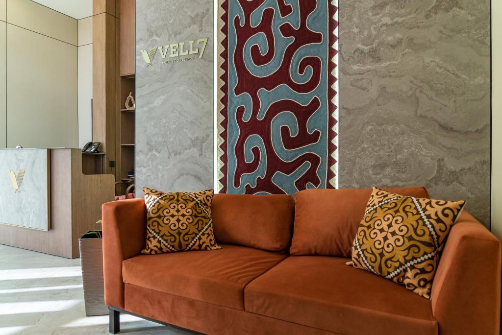 ein braunes Sofa, das in einem Wohnzimmer steht in der Unterkunft Vell7 Hotel in Dzhetyoguz