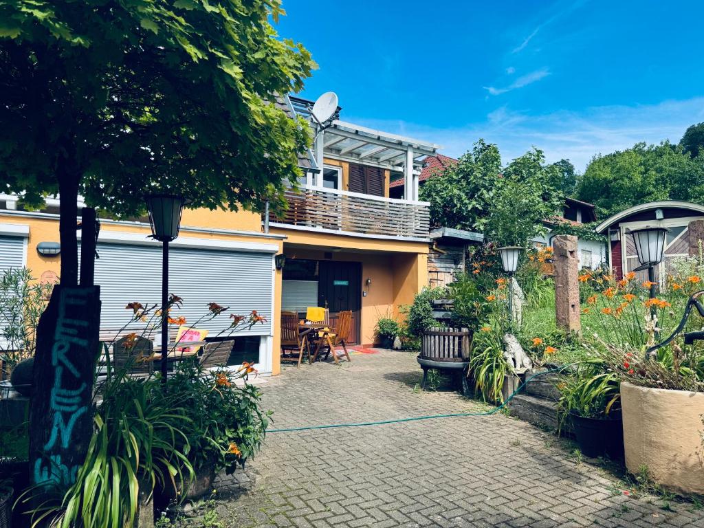 una casa con una pasarela frente a un patio en Apartment Villa Kunterbunt 2 EUROPAPARK RULANTICA STRAẞBOURG, en Hohberg