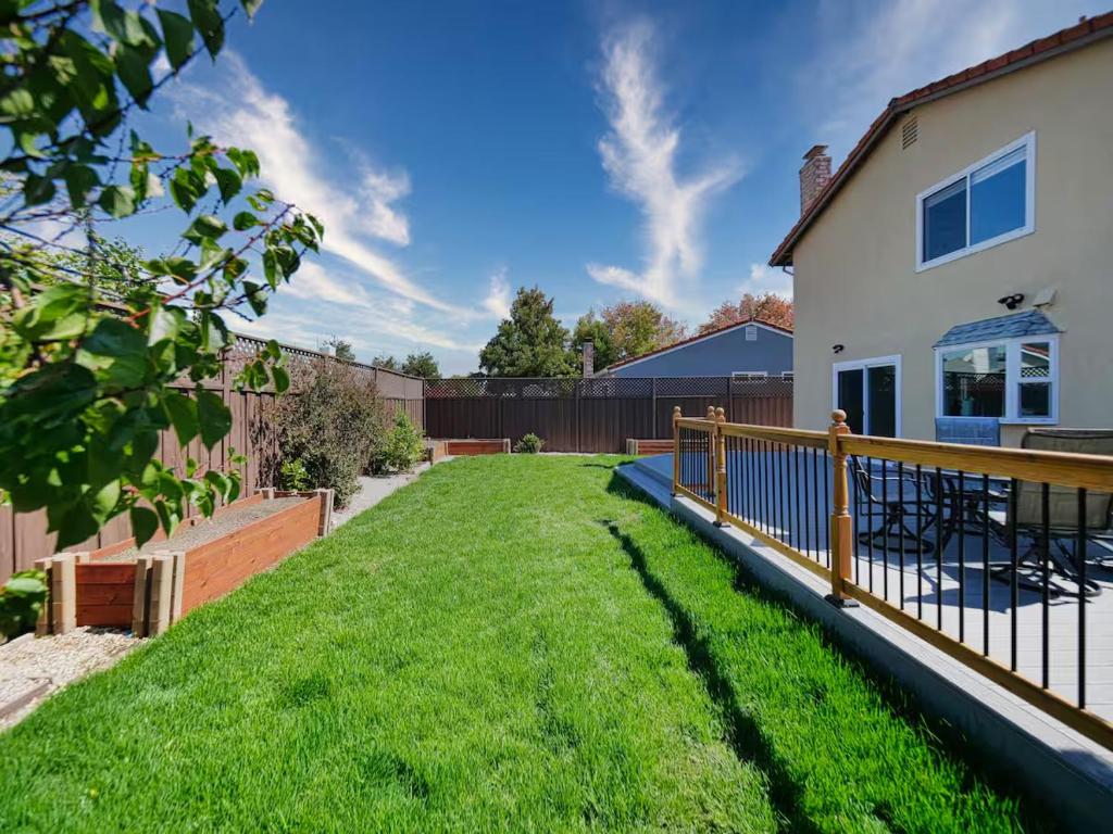 En have udenfor Renovated 5 Bd 3 Ba AC Private Deck Lawn